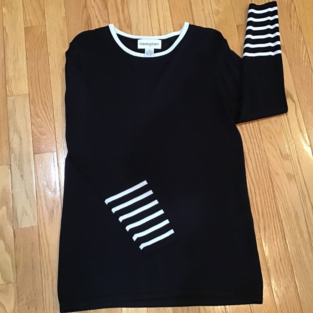 Bloomingdales black & white knit top